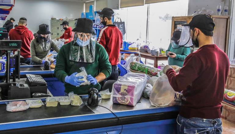 تمنع المصارف الموظفين من سحب رواتبهم الموطنة لحملهم على إنفاقها بالبطاقات المصرفية 