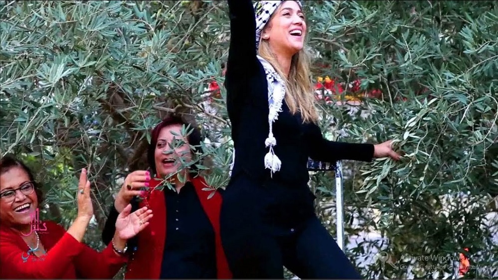 نجحت دلال أبو آمنة في تقديم اغنية «دلعونا الزيتون» بطريقة رائعة غلب عليها الطابع الوطني والشعبي