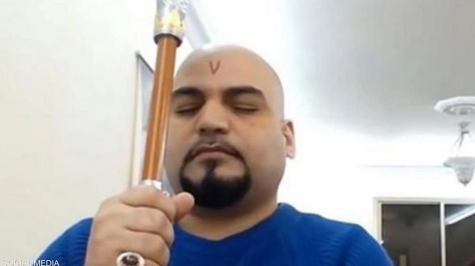 ظهر مدعي النبوة في مقطع فيديو حاملا عصا