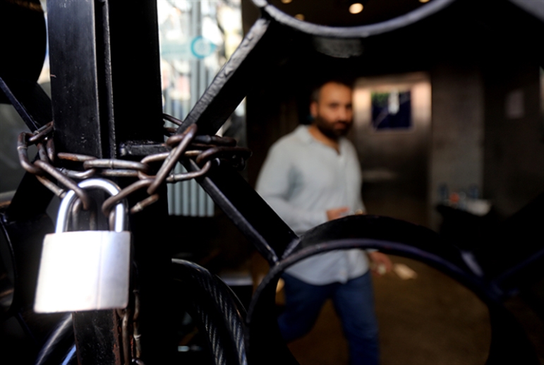 المصارف أقفلت أبوابها وتبحث عن تبرير للاستمرار (هيثم الموسوي)