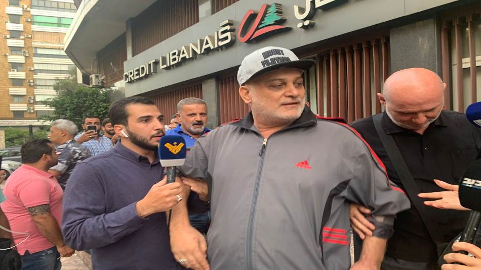 طلب 800 دولار لتسجيل ابنه في الجامعة فرفض المصرف (المدن)