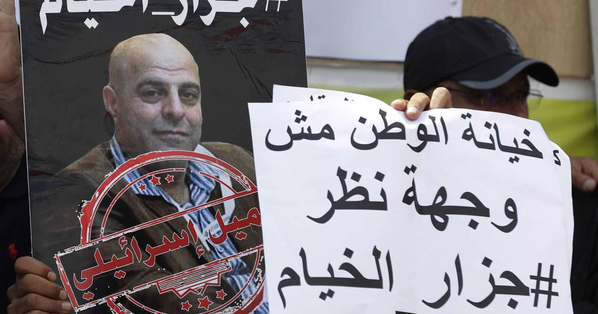 العملاء هم آلاف الجنوبيين الذين تعاملوا مع إسرائيل خلال احتلالها للجنوب وغادروا قراهم وبلداتهم لدى انسحابها 