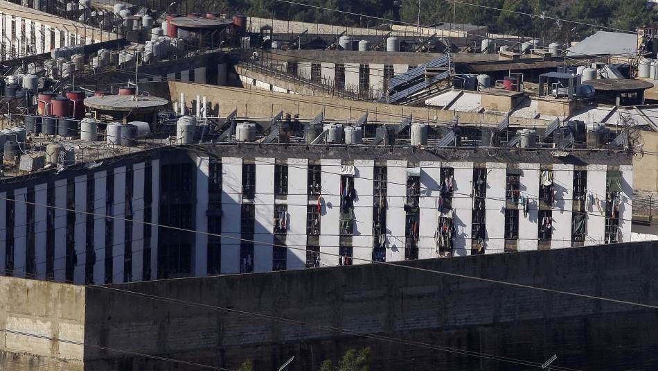 غالبية المساجين يتضورون من الجوع (Getty)