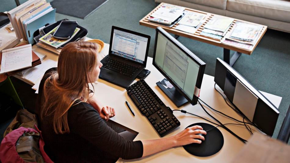 تتنوع الفرص بين البرمجة والهندسة والترجمة وتطوير المحتوى (غيتي)