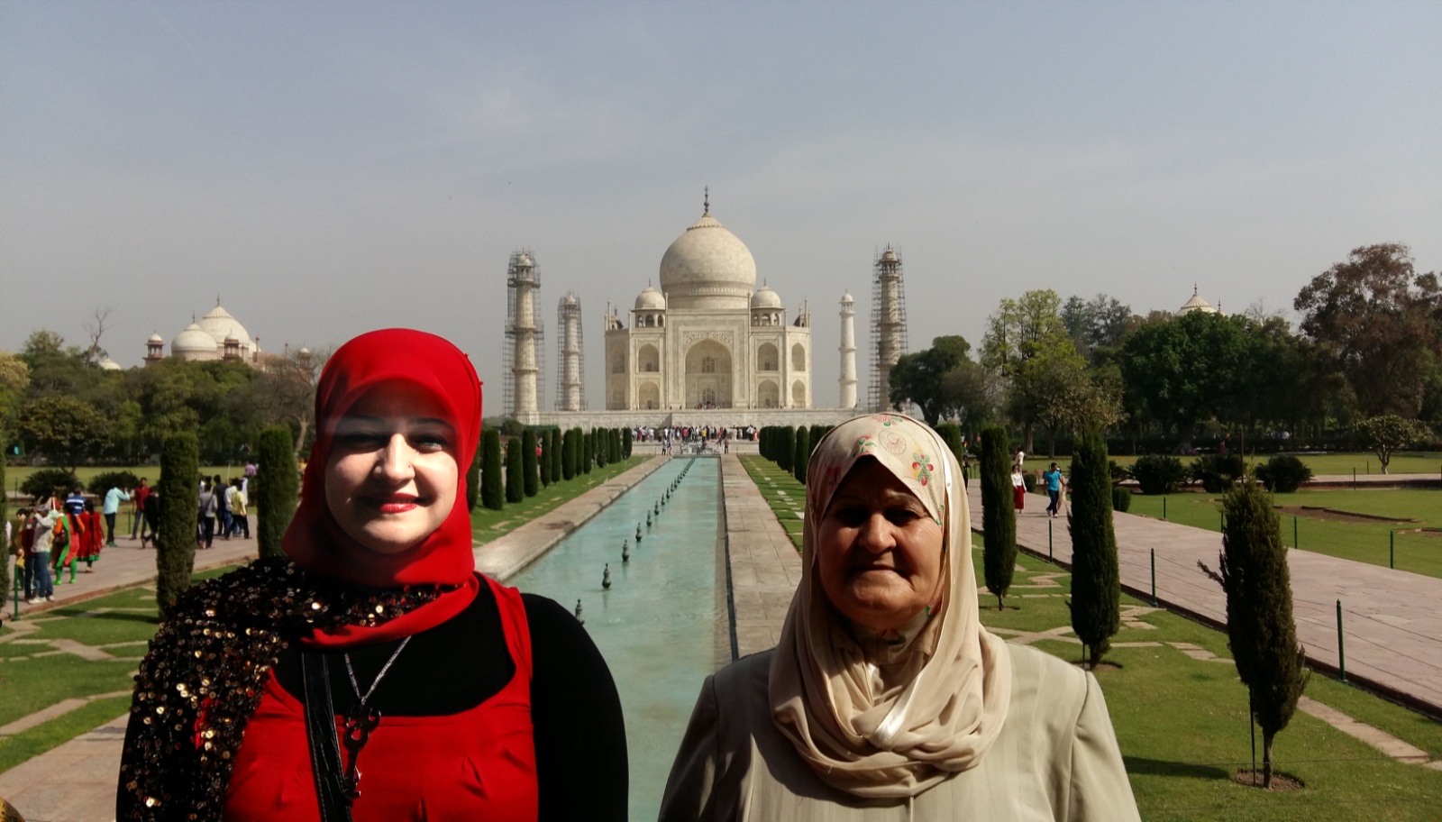 سناء الشعلان وأمّها نعيمة الشّعلان.. التي أهدت لها الفوز