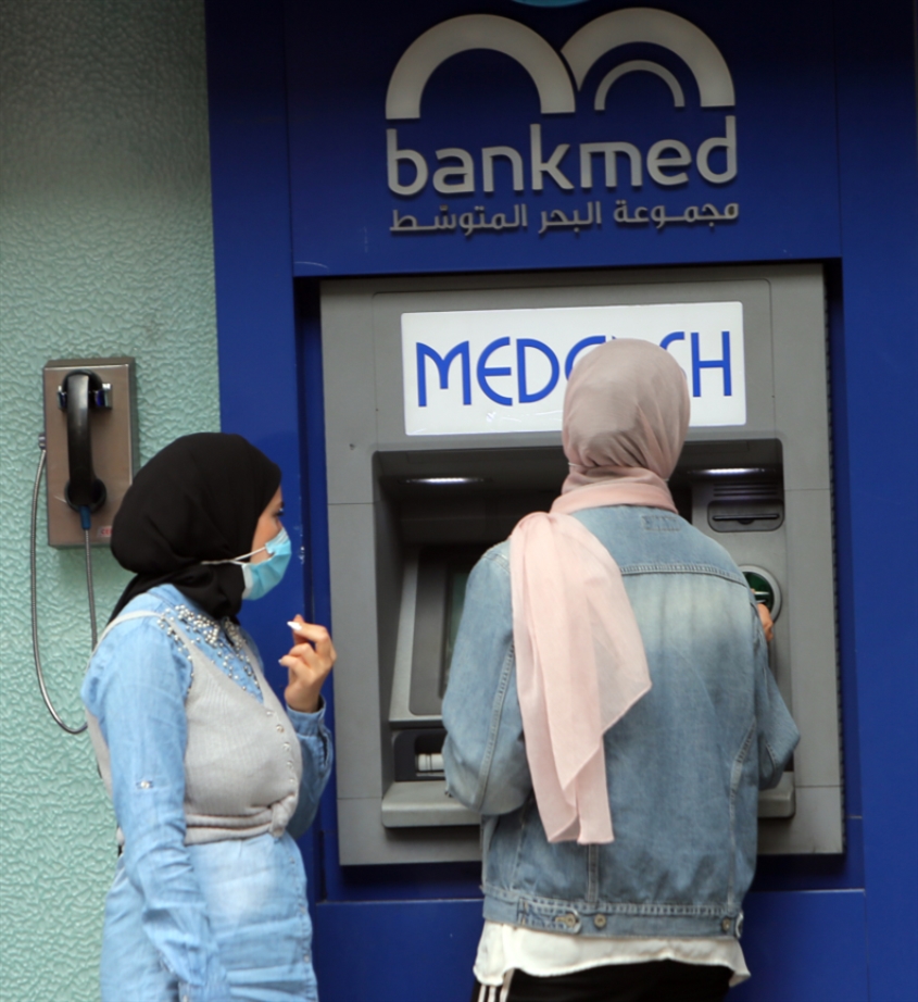 الحاكم يمحو خسائره برواتب الموظـفين