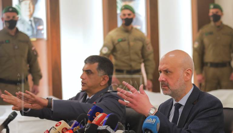 ينطوي استعراض الإنجازات على مقايضات ومساومات سياسية لتحقيق مصالح شخصية (علي علوش)