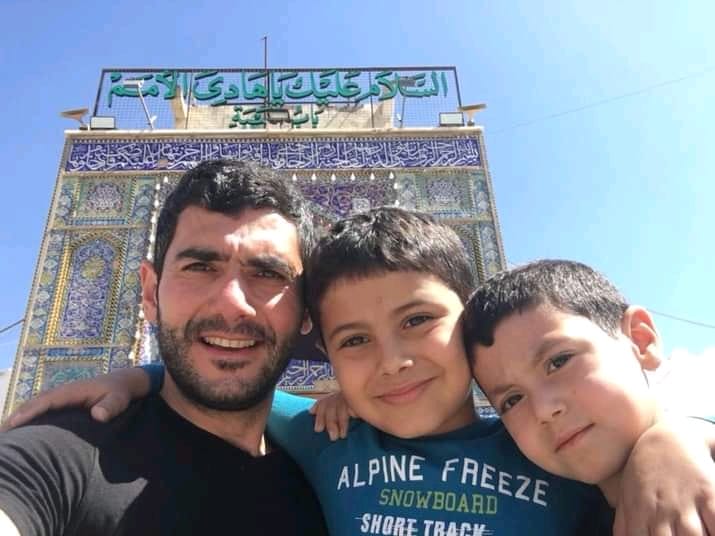 محمد كامل أبوعباس مع أطفاله