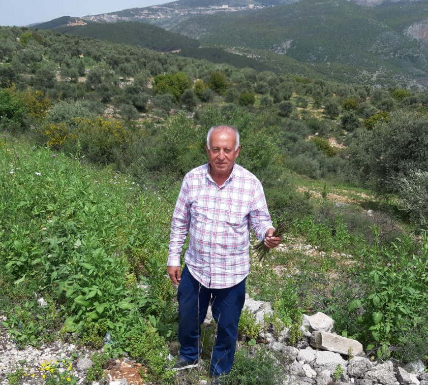 الناشط والأستاذ الرياضي كامل زعرور في صورة إستفزازية 