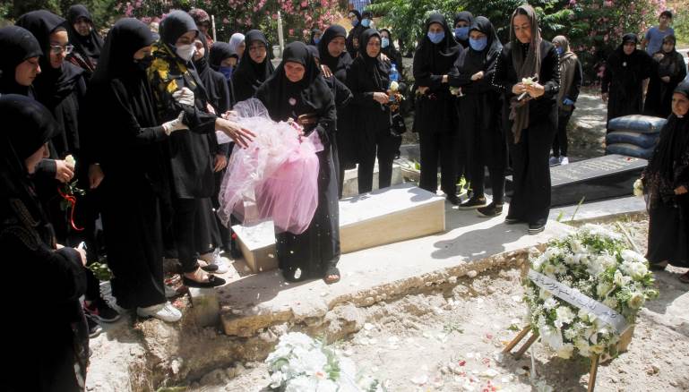 ارتفعت تكاليف العزاء كثيرًا (Getty)