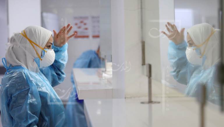 يعمل بعض الممرضين/ات أكثر من 15 ساعة يوميًا بسبب النقص الحاد في الطاقم التمريضي (علي علّوش)