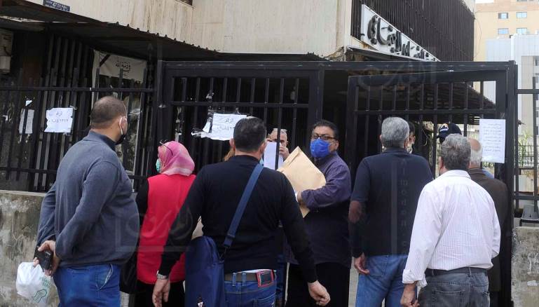 شهر كامل لأي معاملة، ويجب إرفاق الطلب بمبلغ مناسب رشوة بل إكرامية للموظف (مصطفى جمال الدين)