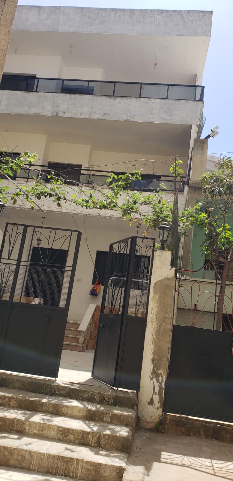 يقع المنزل المستهدف على الطابق الثاني في قلب الخيام