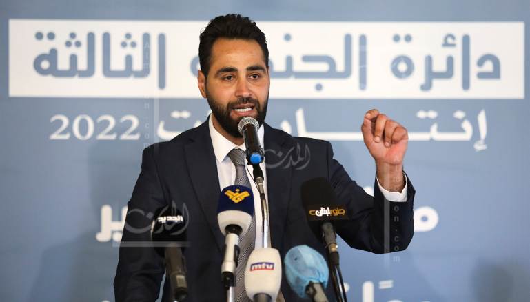 شاب مفعم بالنشاط، أشبه برياضي يخوض المعركة الانتخابية كأنها \