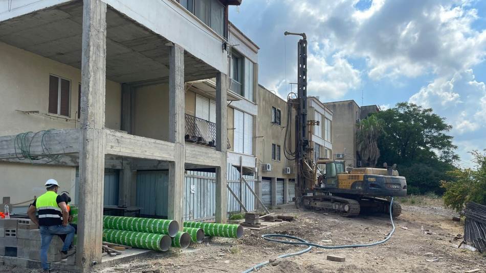 بدأت إسرائيل أعمال التحصين في عشرات المنازل بالمستوطنات القريبة من الحدود اللبنانية (تايمز الإسرائيلية)