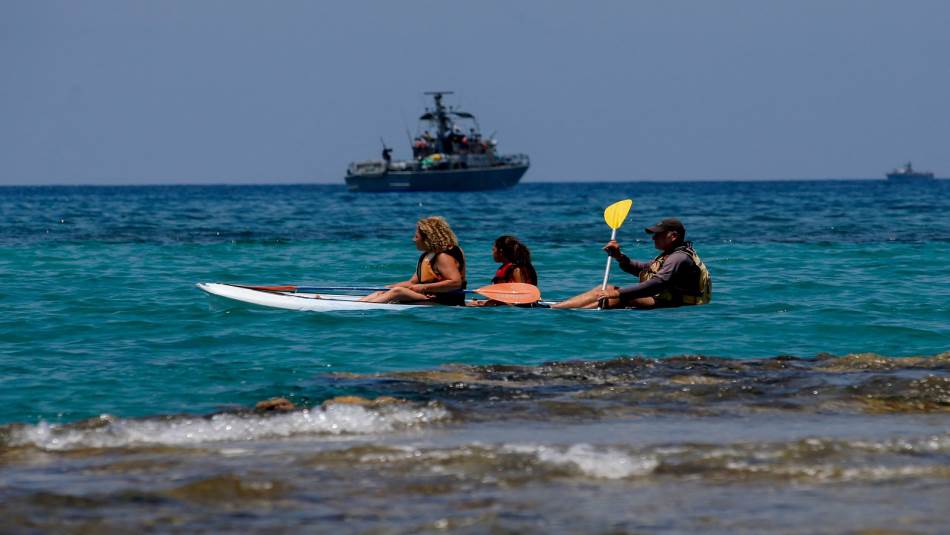 سفينة حربية إسرائيلية قبالة رأس الناقورة (غيتي)