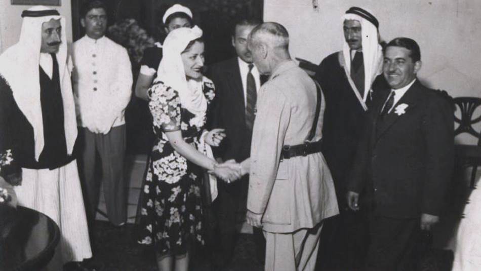 أسمهان مع أحد جنرالات الحرب العالمية الثانية