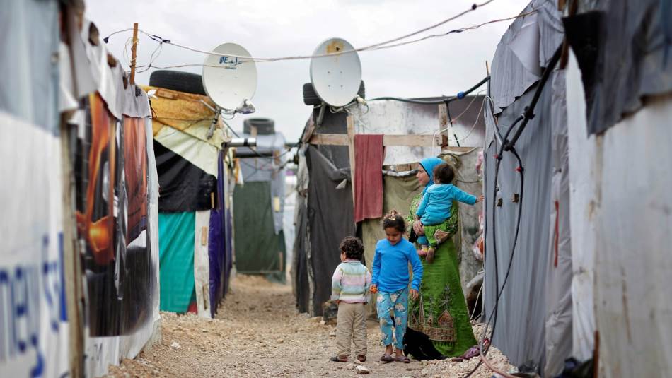 حملة ممنهجة يقودها رموز السلطة لتحميل النازحين السوريين ذنب فشلهم بوقف الانهيار (Getty)