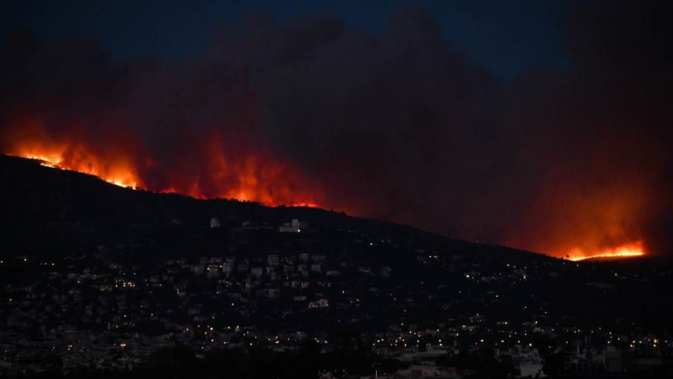اندلاع حرائق ضخمة امتدت من أوروبا إلى شمال أفريقيا (Getty)