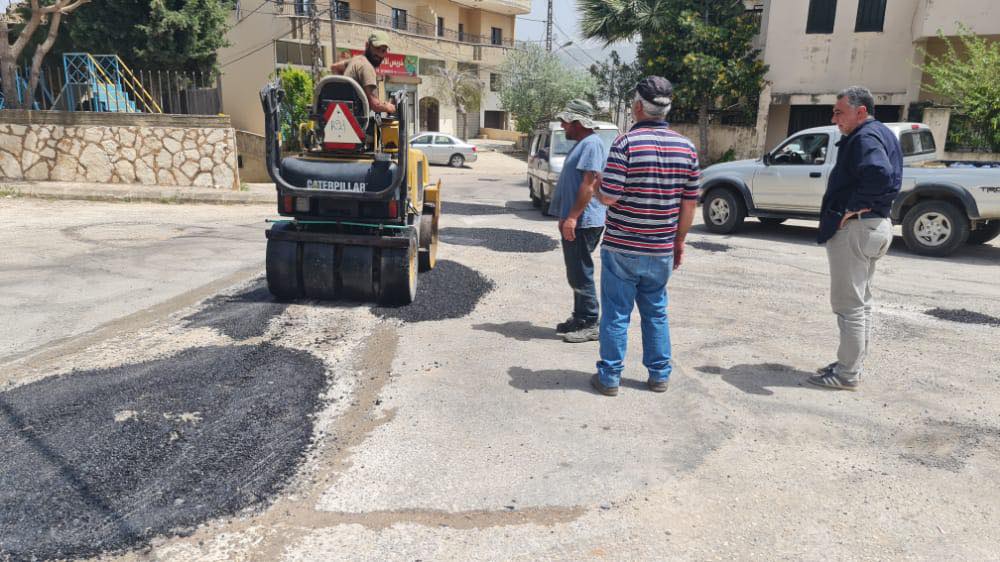 رئيس البلدية يسارع لالتقاط الصور