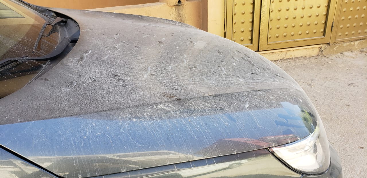 الغبار يغطي السيارات