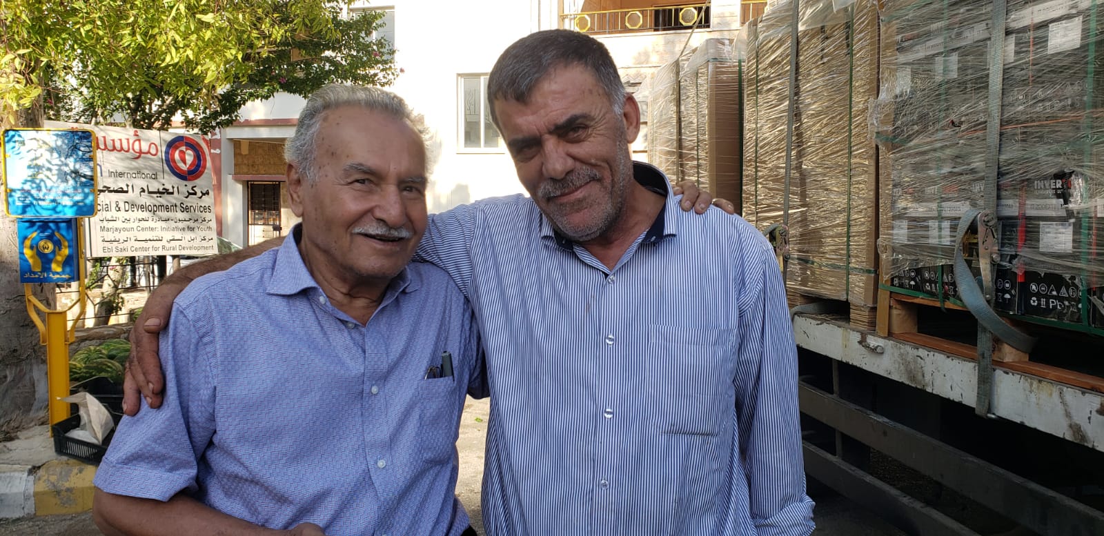 المختار أبو فيروز ليس له أعداء.. في صورة مع صديقه اللدود حسن عكر، منافسه في انتخابات المخترة عن أحد مقاعد الحي الشرقي في الخيام 