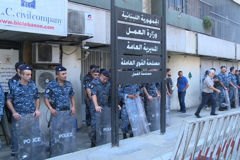 يوجد في لبنان 93 مؤسسة عامة من ضمنها المستشفيات الحكومية إلى جانب 22 وزارة رئيسية (الجزيرة)