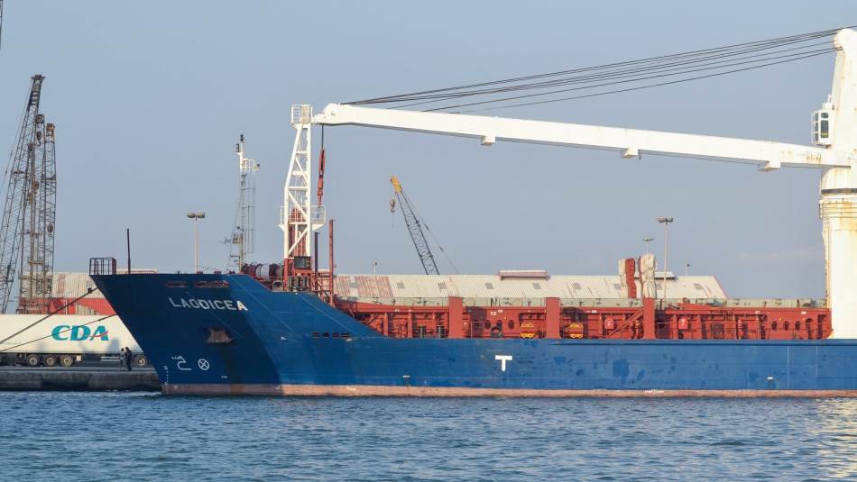 السفارة الأوكرانية تصرّ على أن حمولة الباخرة من الطحين والشعير مسروقة من أوكرانيا (Getty)