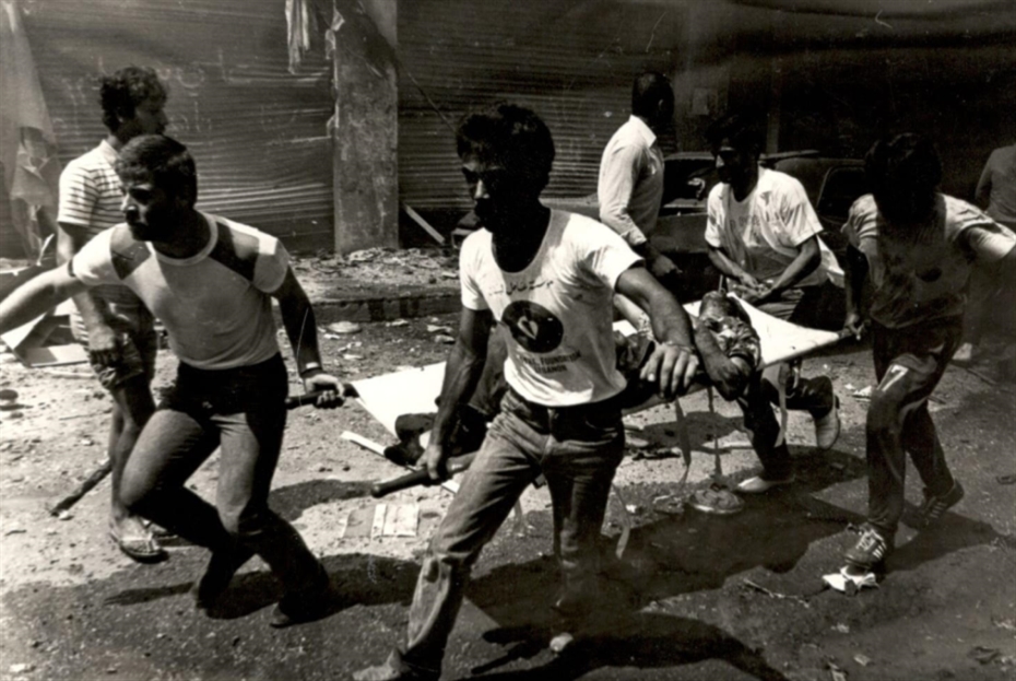 (فريق عامل يساعد في انتشال الضحايا ــ خاص عامل)