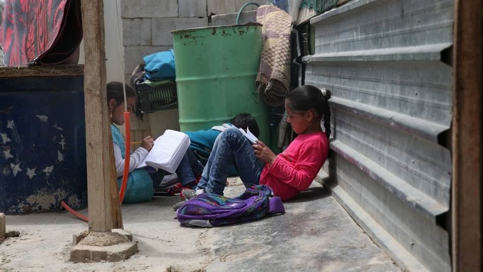 اللاجئ هو الذي استجلب مساعدات بمئات الملايين من الدولارات لقطاع التعليم الرسمي (Getty)