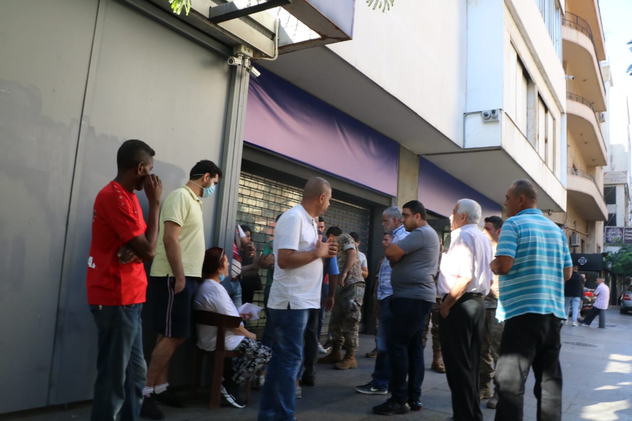 مصارف عديدة لم تفتح أبوابها (تصوير حسن عسل).