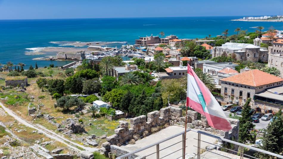 جاريتُ الدركي إشاراته وتنبيهاته وأنا أتأمل لبنان عبر تلك الأعلام الرثة