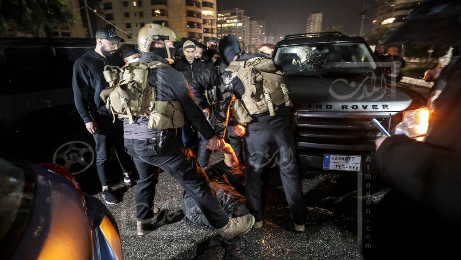 الاعتداء على المعتصمين أمام مركز أمن الدولة في الرملة البيضاء (علي علّوش)