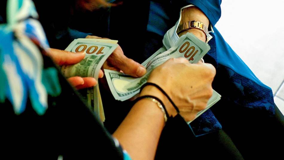 لم يكن نهار الاثنين يوماً طبيعياً في سوق الدولار الأسود