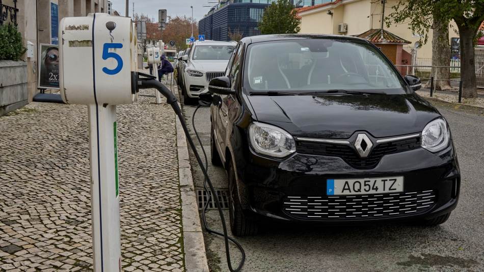 متوسط عمر بطارية السيارة الكهربائية حوالى عشر سنوات أو 322 ألف كلم (Getty)