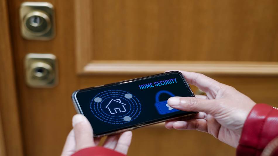 أهم ما يميز المنازل الذكية هو وجود مكبر صوت منزلي يعمل بالأوامر الصوتية (Getty)