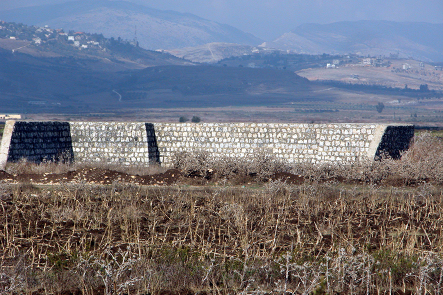 ما تبقى من مرائب مبيت الطائرات في المطار الذي بناه الجيش الإنكليزي في سهل الخيام أوائل أربعينيات القرن الماضي (الصورة لكامل جابر)