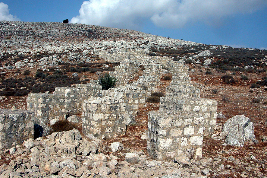 مكعّبات اسمنتيّة وصخرية ضخمة يطلق عليها “ترانش” أو ترانشيّات” أقامها الإنكليز في مناطق متفرقة من الجنوب (الصورة لكامل جابر)