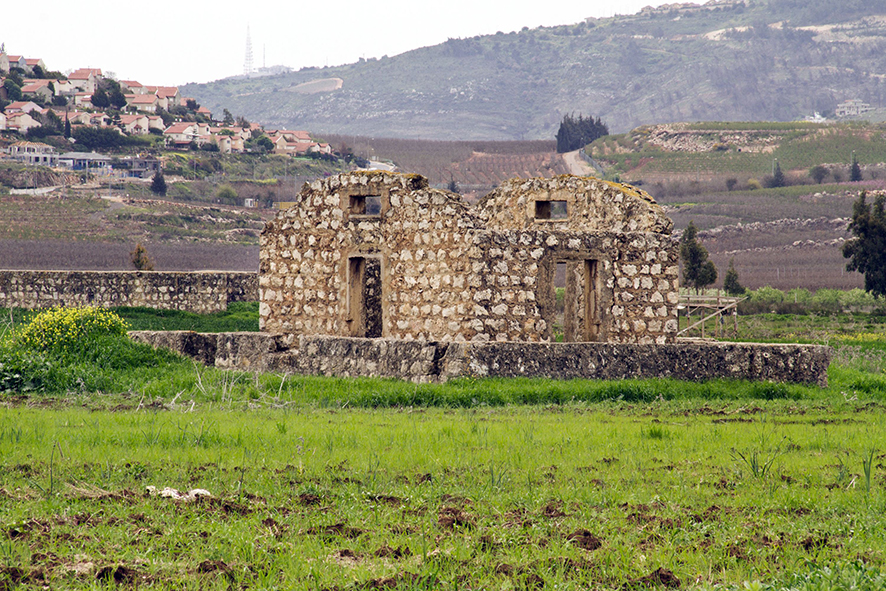 أبنية من مخلفات المطار لا زالت صامدة (الصورة لكامل جابر)