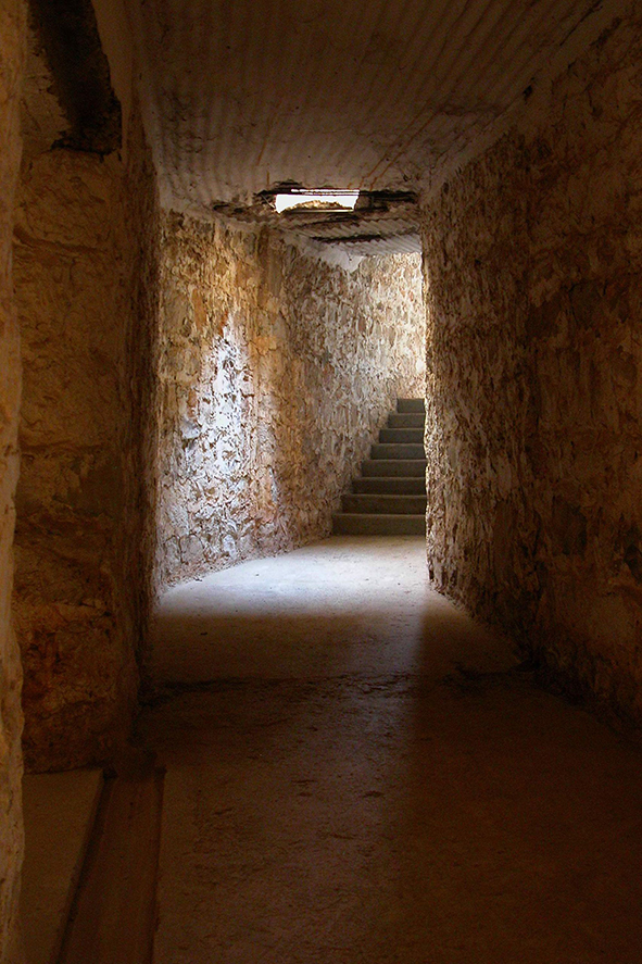 المستشفى الذي بناه الإنكليز تحت الأرض بالقرب من المطار (الصورة لكامل جابر)