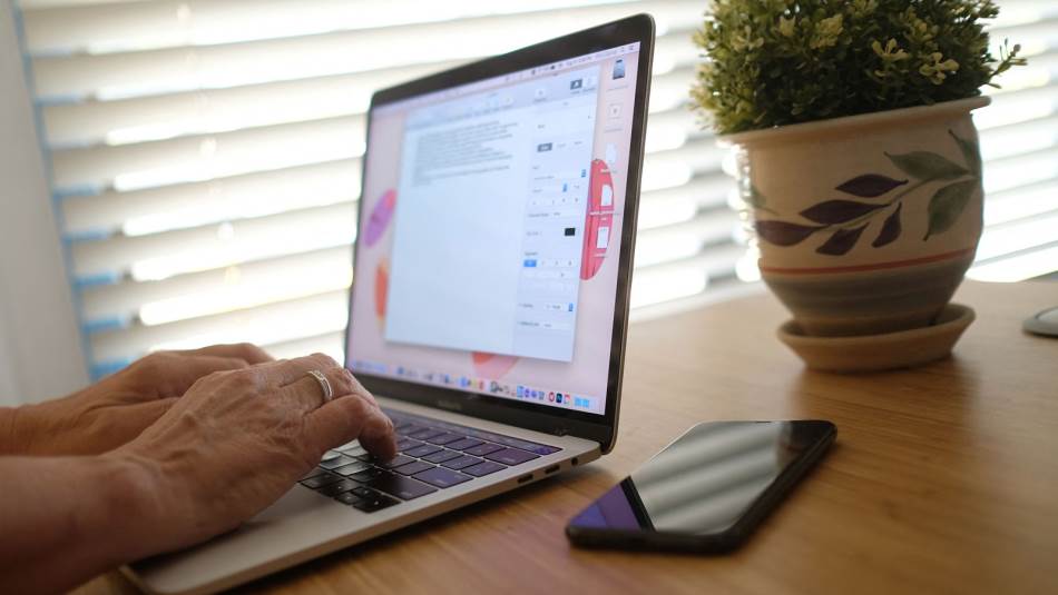 يبيعون عقارات في بريطانيا ودبي ويعلّمون التلاميذ في استراليا وقطر وهم جالسون بمنازلهم (Getty)