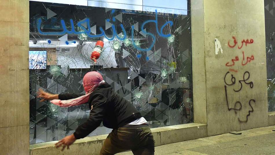 المصارف لم تبادر إلى تسهيل سحب بعض الودائع لمواجهة تداعيات الحرب والنزوح (عباس سلمان)