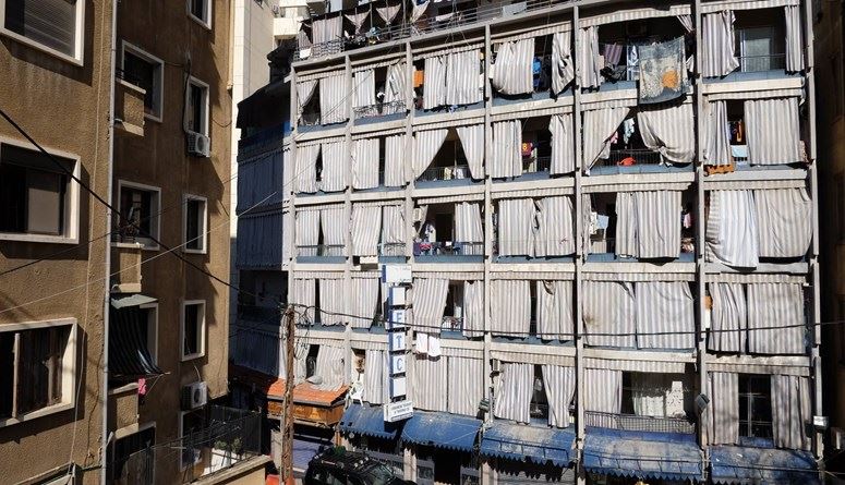 أبنية قديمة متصدعة