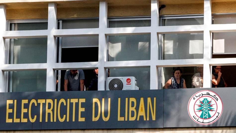 كهرباء لبنان عاجزة عن انتشال نفسها من المستنقع الذي تغرق فيه مالياً وسياسياً (Getty)