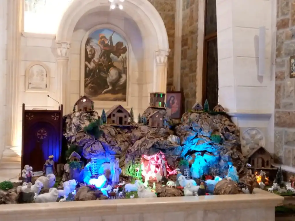 زينة العيد في إحدى كنائس بلدة عين إبل الحدودية