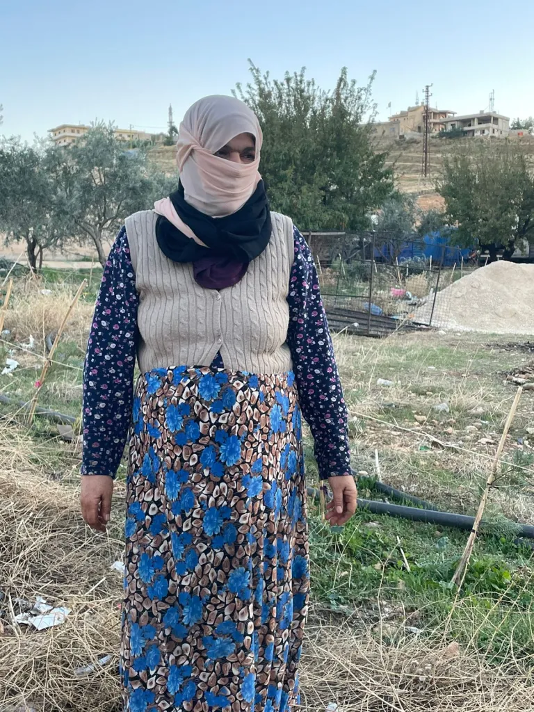 أم أسامة في الحقل