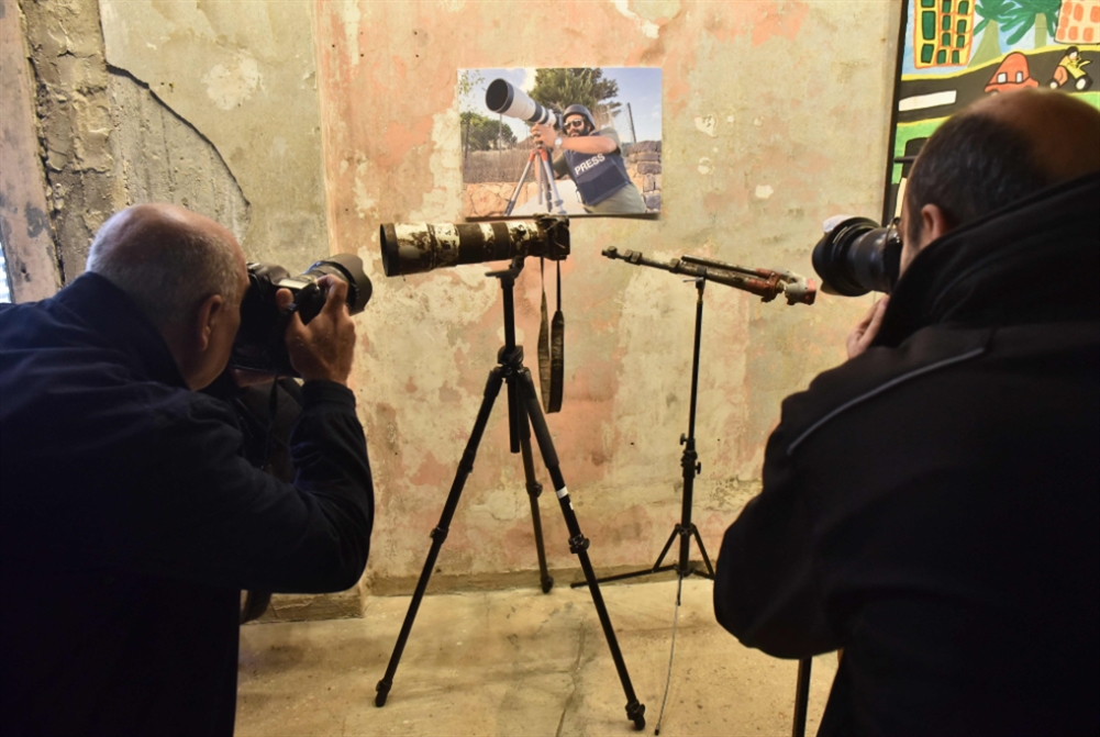 كاميرا عصام عبدالله المهشّمة شاهدة على الجريمة (أ ف ب)