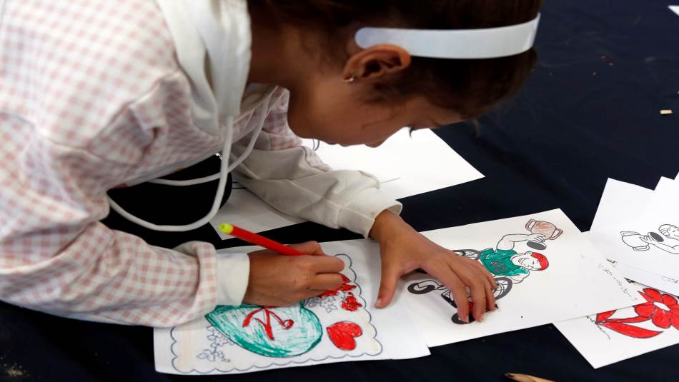 تعجز مؤسسات الرعاية أيضاً عن قبول كل الطلبات المتزايدة للإهتمام بالأطفال(Getty)