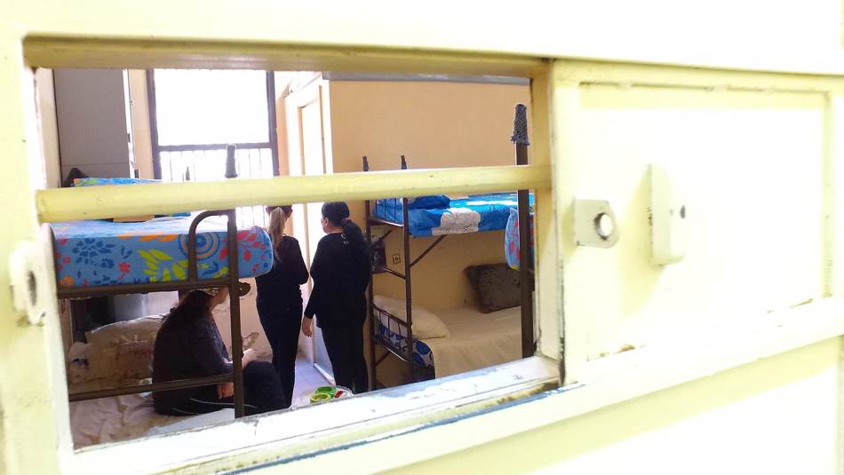 الموظفات في السجل العقاري الموقوفات وضعن مع المحكومات بالقتل والمخدرات والدعارة (علي علوش)