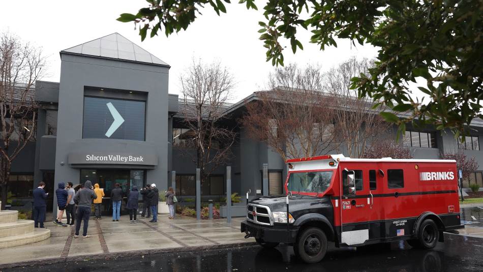 السلطات التفتت للخسائر وفرملت عمل المصرف سريعًا.. لا كما حدث في لبنان (Getty)